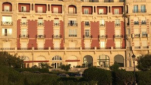 A multi-story hotel with a classical architectural style, featuring arched windows and balconies. - Apt. Biarritz Rés Carlton, Grande plage (Biarritz)