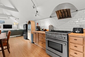 冷蔵庫、電子レンジ、オーブン、コンロ