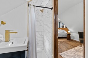 Douche, séchoir à cheveux, serviettes fournies
