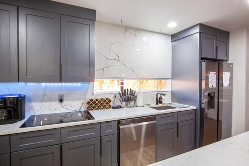 Bedroom in Home 7 Miles from Downtown