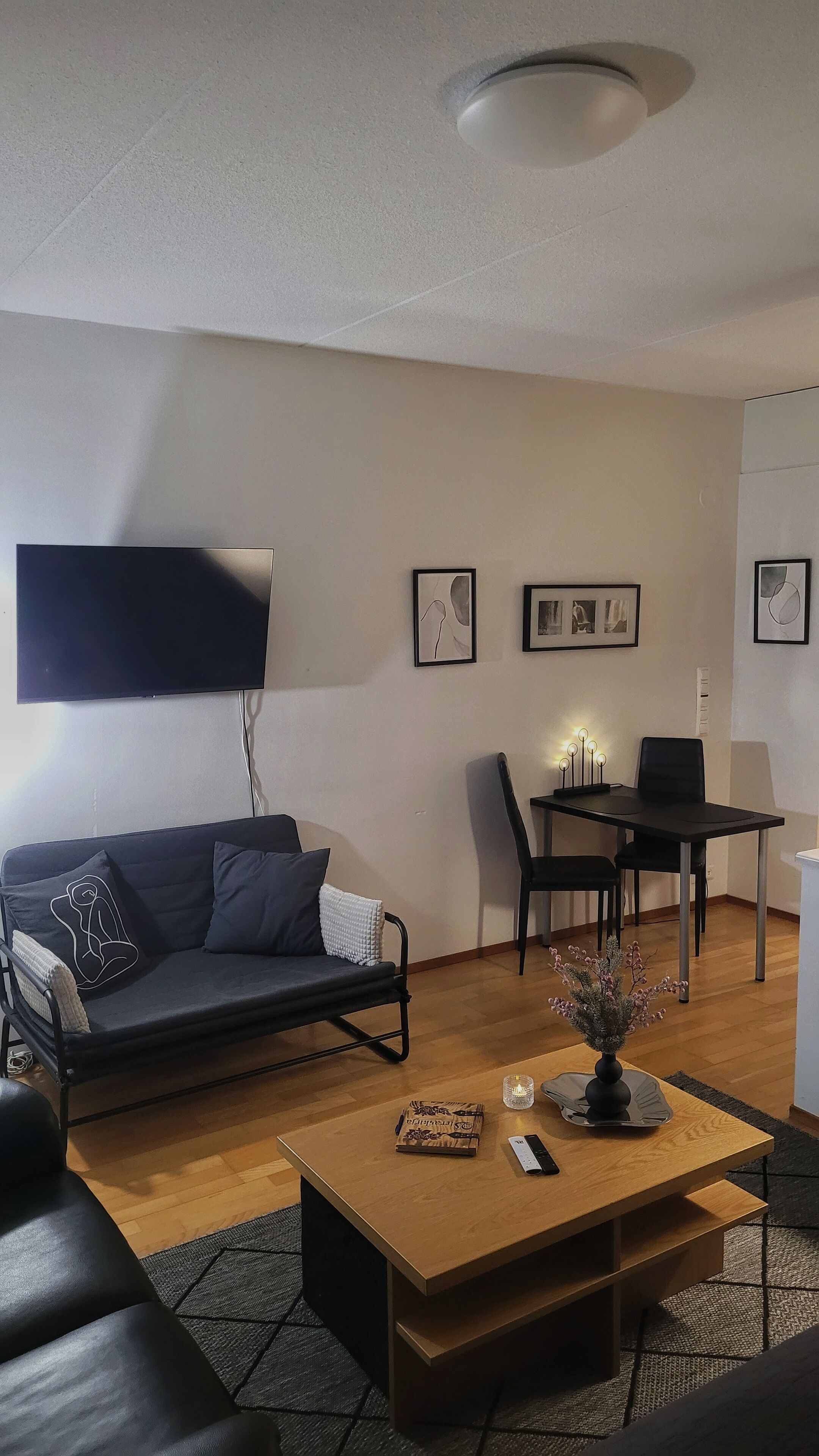 Een smart-tv en boeken