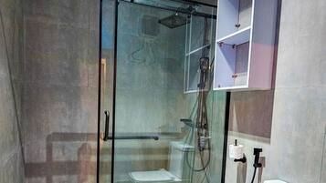 Douche, serviettes fournies, savon, papier toilette