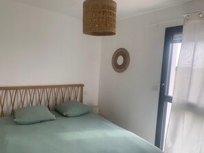 4 عدّة غرف نوم وواي فاي وملاءات أسرّة