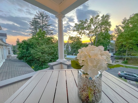 Terrace/patio. “The Allen House” Charming 3-Bed / 2-Bath Sleeps 8. Fantastic location in Albany