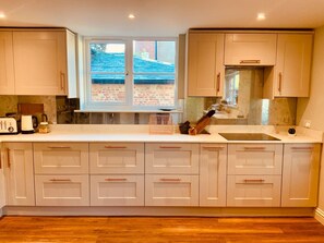 Kühlschrank, Mikrowelle, Ofen, Kochgeschirr/Geschirr/Besteck