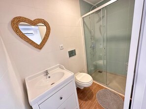 Shower, hair dryer, towels, soap - Setubal Beach Vibes - Patio (Setúbal)
