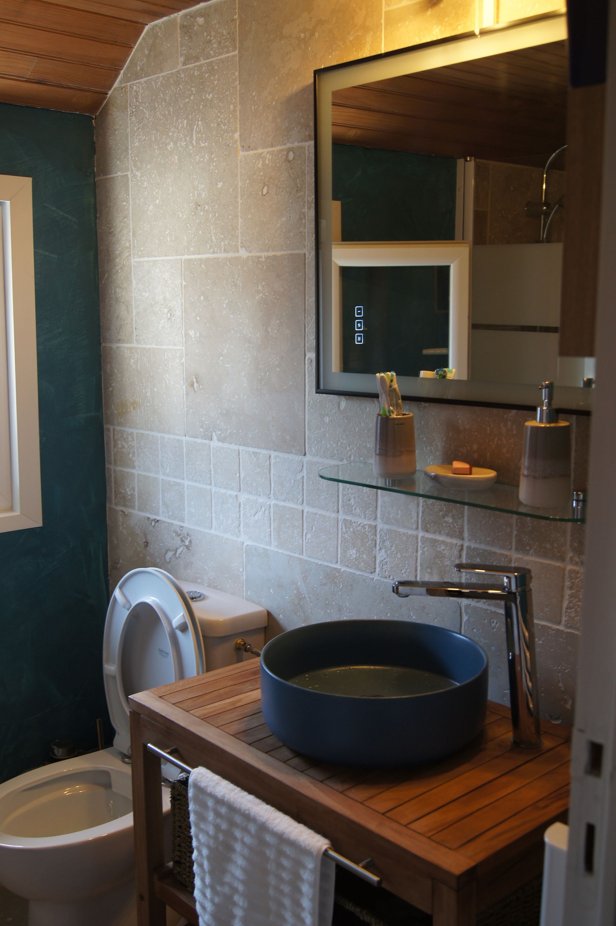 Haartrockner, Handtücher, Seife, Toilettenpapier