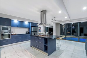 Een koelkast, een magnetron, een oven, een kookplaat