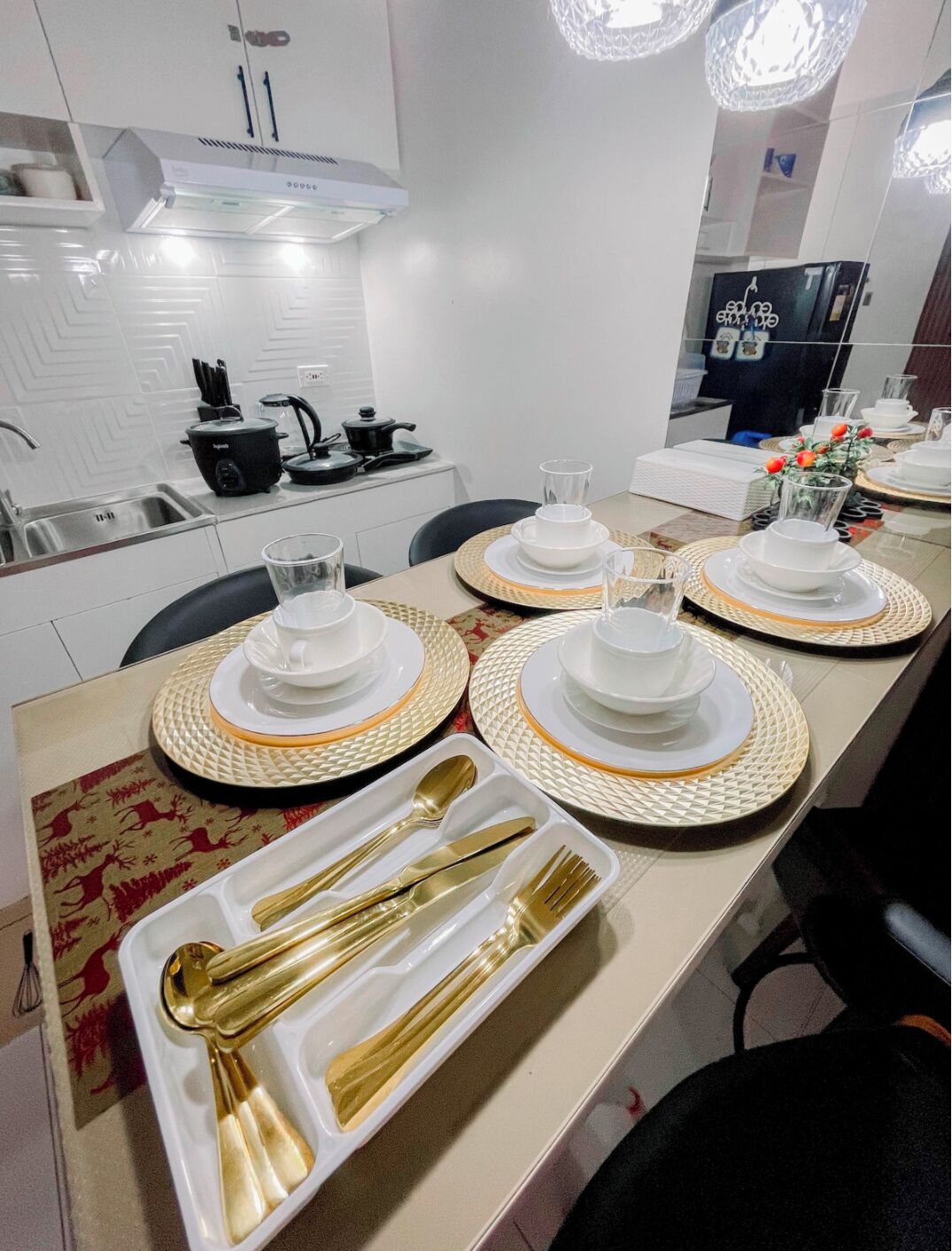 Une cuisine moderne avec des armoires blanches, une cuisinière encastrée et un four à micro-ondes.