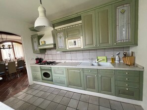 Geladeira, cooktop, lava-louças, cafeteira/chaleira