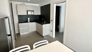 Kühlschrank, Mikrowelle, Geschirrspüler, Kochgeschirr/Geschirr/Besteck