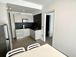 Kylskåp, mikrovågsugn, spishäll och diskmaskin