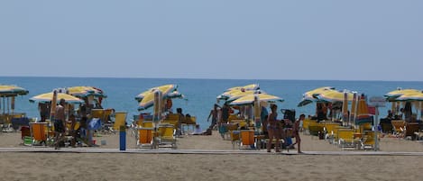 Una spiaggia nelle vicinanze