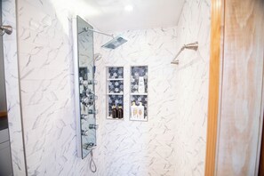 シャワー、ヘアドライヤー、タオル、石鹸