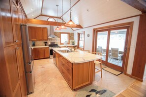 Microwave, oven, stovetop, dishwasher - Charming Lakefront Cottage on Lake Mascoma (Enfield)