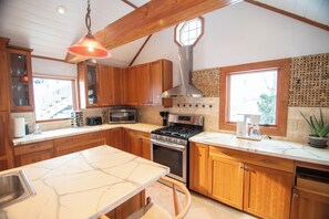 Microwave, oven, stovetop, dishwasher - Charming Lakefront Cottage on Lake Mascoma (Enfield)