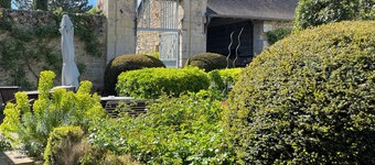 In the heart of the Anjou vineyards between Angers and Saumur, a veritable jewel of greenery