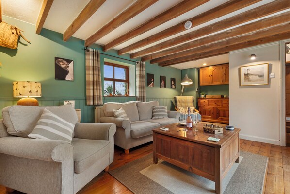 Smart TV - Foxes Walk - Rural Views, Rustic Charm (Templeton)