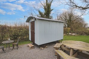 Outdoor dining - Foxes Walk - Rural Views, Rustic Charm (Templeton)