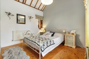 2 bedrooms, travel crib, WiFi, bed sheets - Foxes Walk - Rural Views, Rustic Charm (Templeton)