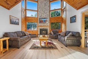 Una Smart TV, una chimenea, una mesa de tenis de mesa