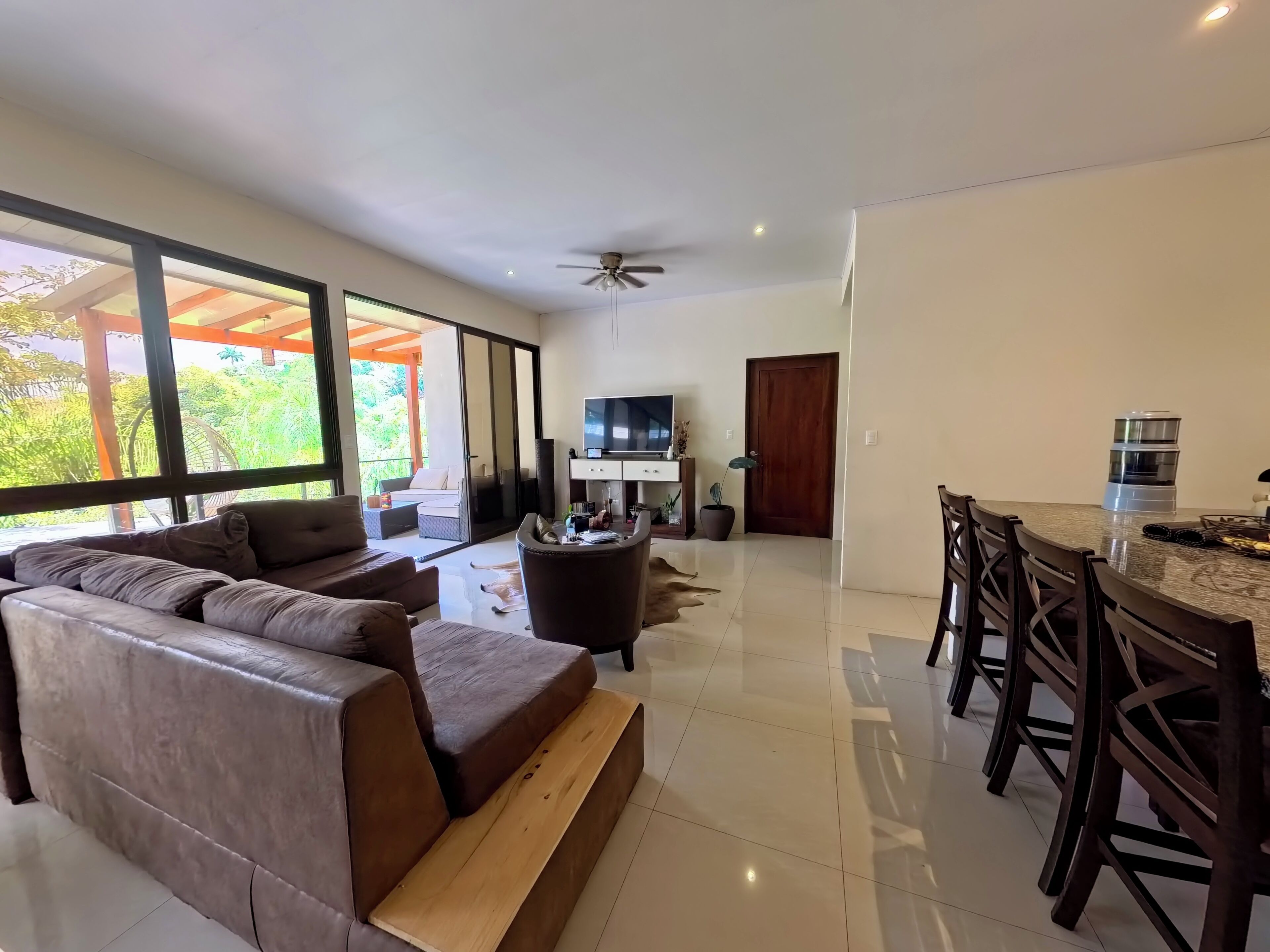 Televisión, reproductor de DVD, libros y estéreo 