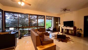 Een televisie, een dvd-speler, boeken en een stereo