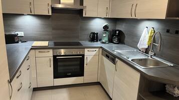 Kühlschrank, Ofen, Herdplatte, Geschirrspüler