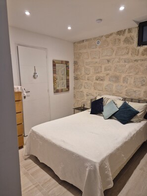1 chambre, lit parapluie, Wi-Fi gratuit, draps fournis