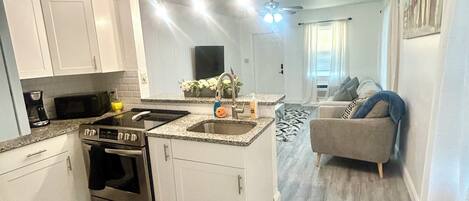 Microondas, horno, placa de cocina