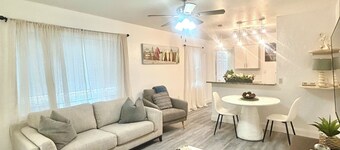 Beautiful 1-Bedroom VilLLA Walk to Everything on Inlet