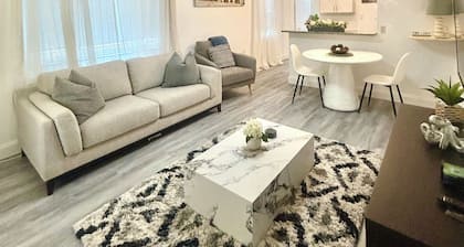 Beautiful 1-Bedroom VilLLA Walk to Everything on Inlet