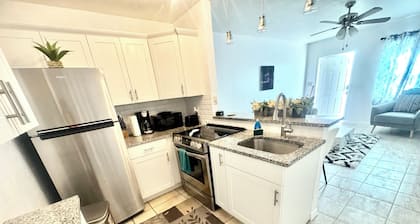 Charming 1-Bedroom VilLLA WALK TO BEACH with Pool