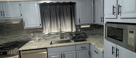 Micro-ondes, four, plaque de cuisson, lave-vaisselle