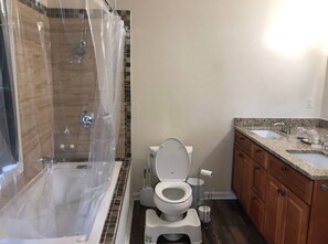 淋浴设施、吹风机、毛巾、卫生纸