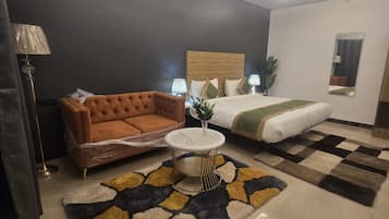 Deluxe Room | Desk, free WiFi