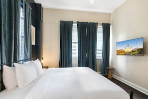 2 bedrooms, iron/ironing board, WiFi, bed sheets - Stylish Urban Condo: 2 Bedrooms & Skyline Pool (New Orleans)