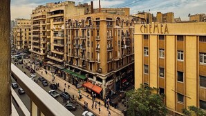 Un edificio de varios pisos con balcones y vista a la calle.