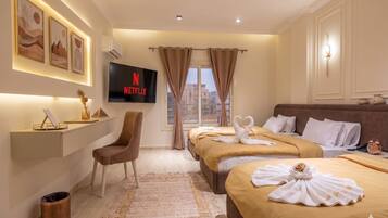 Hypo-allergenic bedding, desk, free WiFi, bed sheets