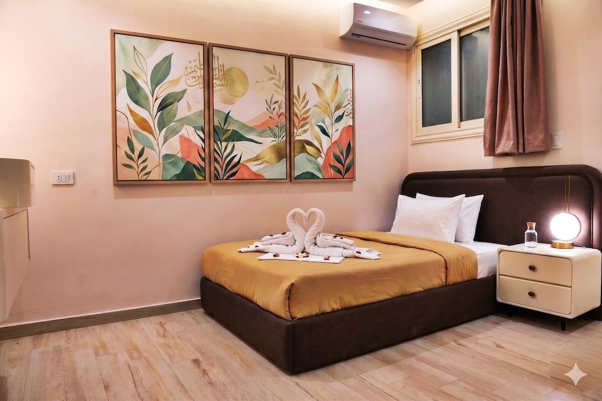 Queen Room | Hypo-allergenic bedding available, desk, WiFi (free), bed sheets