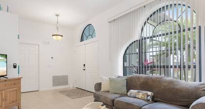 ☆☀︎❀Private Oasis! Heated Pool, Fenced Yard, Poolside Bathroom, Mins to Beach!