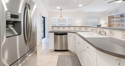 Private Oasis! Heated Pool, Lanai with Poolside Bathroom, Grill, Mins to Beach!