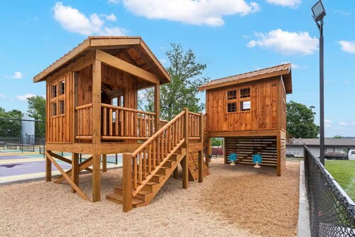 Perfect Lakeside Getaway - Renovated condo with ALL the amenities + Laundry!