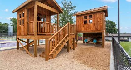 Perfect Lakeside Getaway - Renovated condo with ALL the amenities + Laundry!