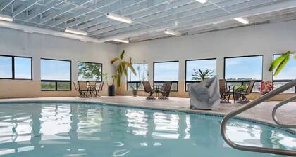 Perfect Lakeside Getaway - Renovated condo with ALL the amenities + Laundry!