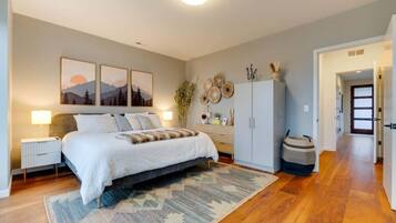 4 slaapkamers, een strijkplank/strijkijzer, reisbedje, wifi