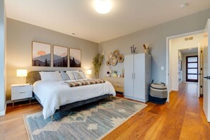 4 slaapkamers, een strijkplank/strijkijzer, reisbedje, wifi