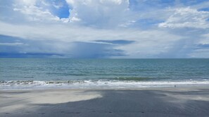 Plage, chaises longues, serviettes de plage
