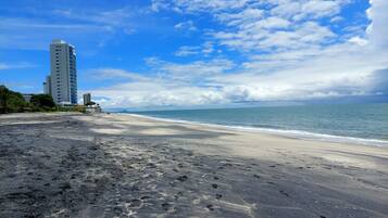 Plage, chaises longues, serviettes de plage
