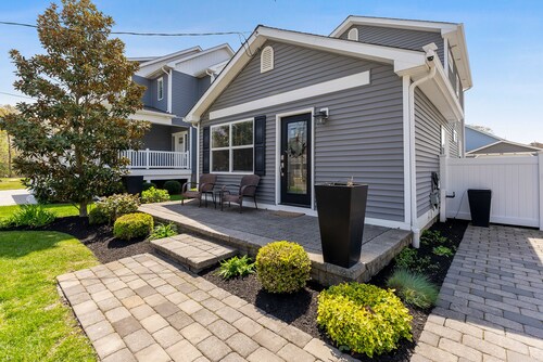 Bayside Heated Salt Water Pool & Hot Tub Oasis